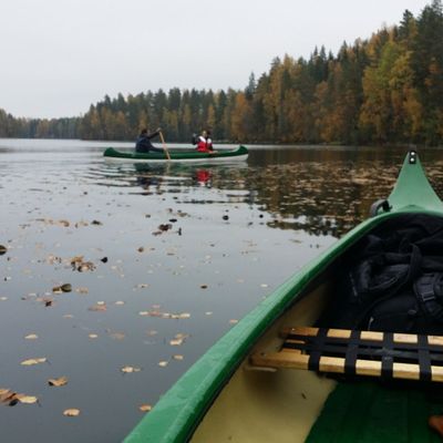 Каноэ на озере осенью 