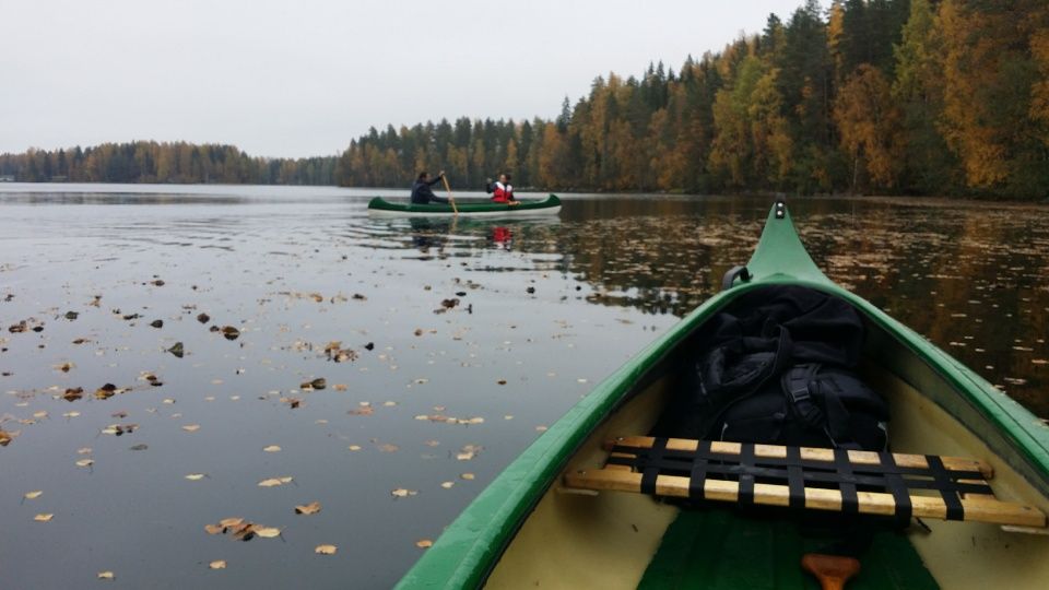 Каноэ на озере осенью 