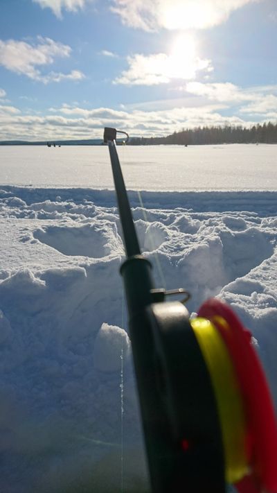 Зимняя рыбалка на озере 