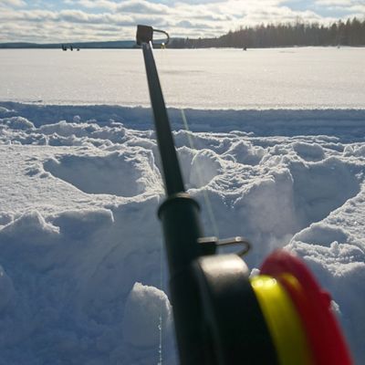 Зимняя рыбалка на озере 